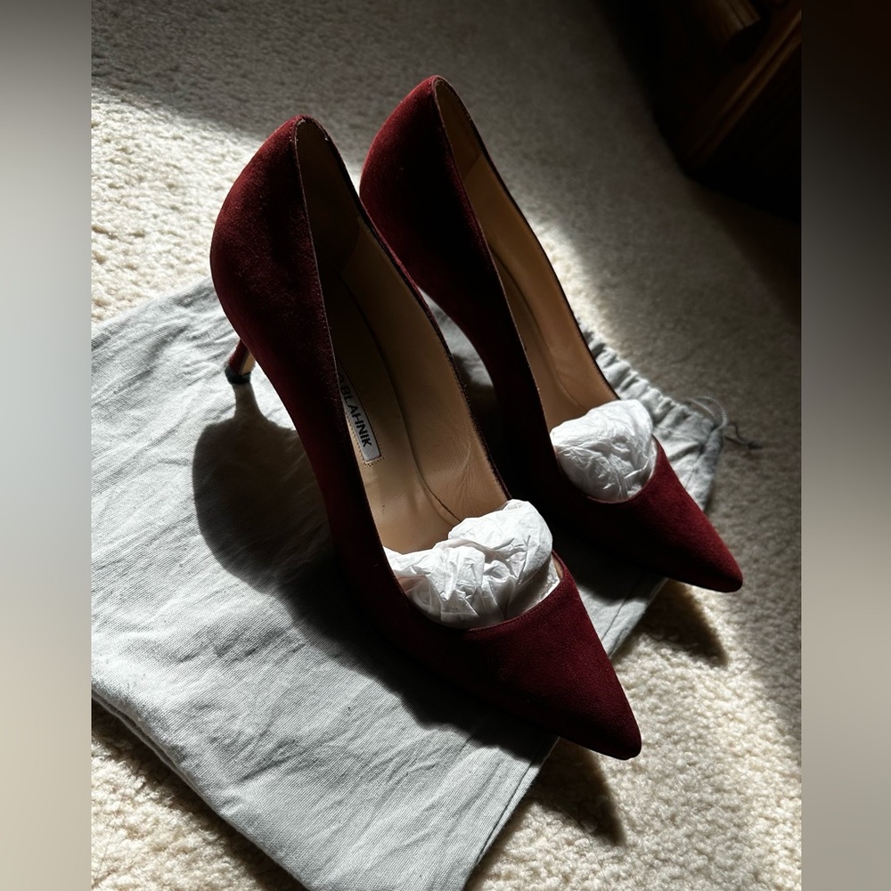 Manolo Blahnik BB pumps 
Suede Burgundy
Size 37 ( 7.5)